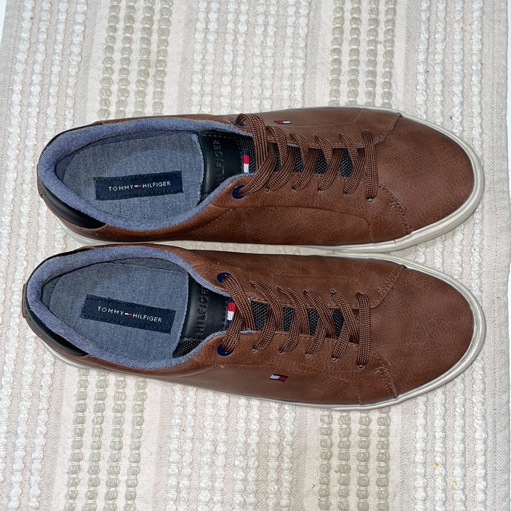Tommy Hilfiger beautiful brown leather sneakers. Men’s 10. Like new condition. - Picture 10 of 14